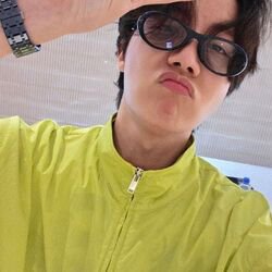 avatar de du commentaire : Ameiiiii
Só acho q o Do han poderia ter ficado com alguém no final .
Mesmo assim acabou bem ..
Precisamos de mais doramas com protas gay ❤️❤️❤️