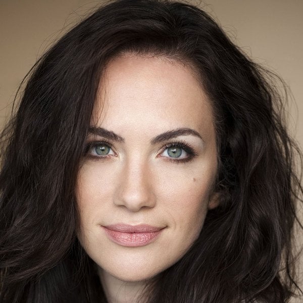 Kate Siegel como Camille L'Espanaye em A QUEDA DA CASA DE USHER