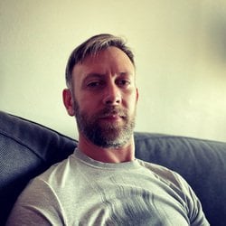 avatar de du commentaire : Nul à chi*r, pas drôle, gênant. Tout ce que nos cinq célébrités ont réussi à faire c’est passer pour les fous du fond du bus. Gardez le concept de bas...