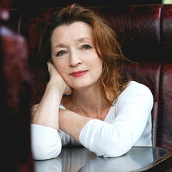 avatar de du commentaire : La production de la saison 2 vient de reprendre avec Lesley Manville comme ajout au casting.